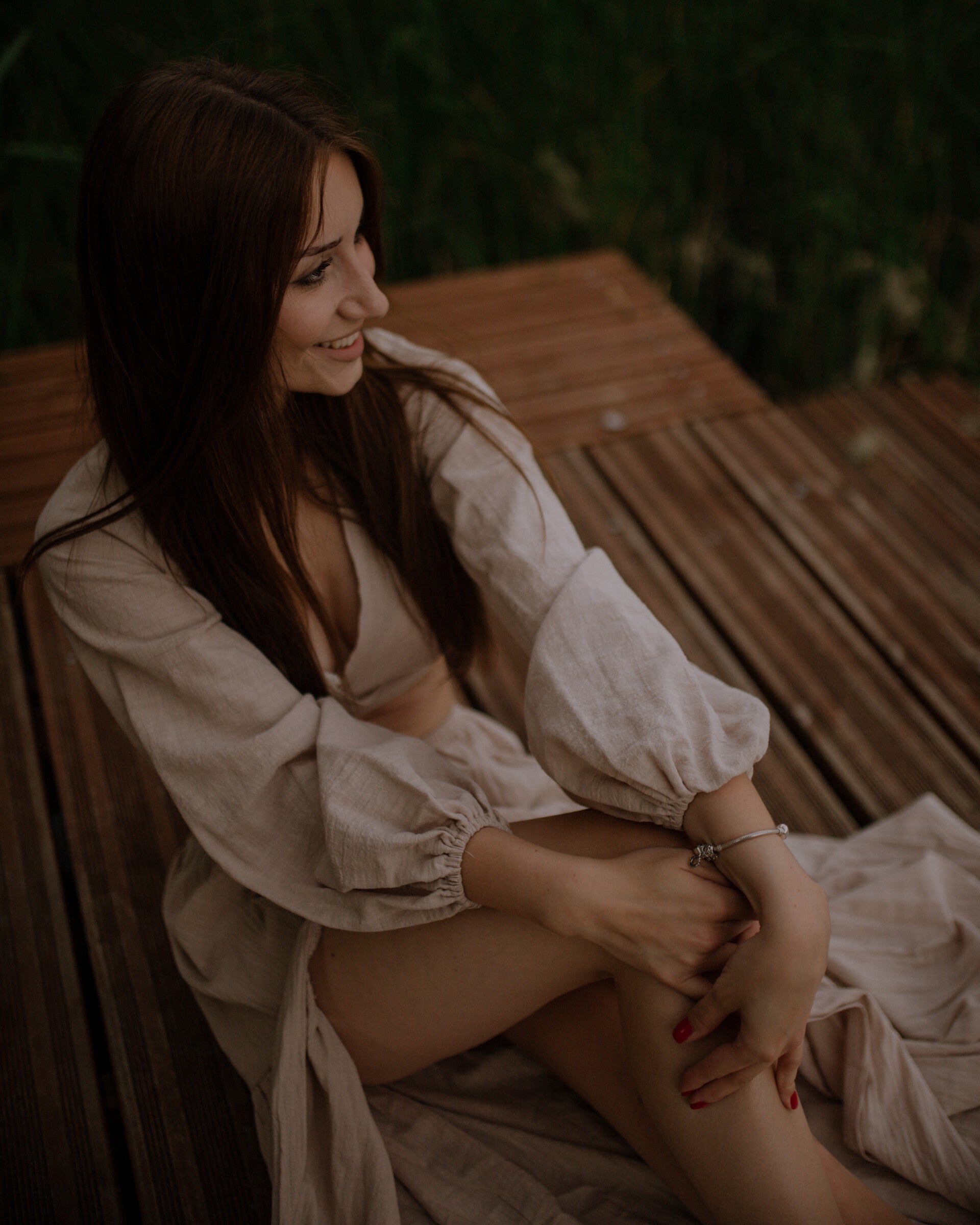 Portret kobiety na plaży nad jeziorem w Rybnie, fotograf Grudziądz Anna Bartkowska