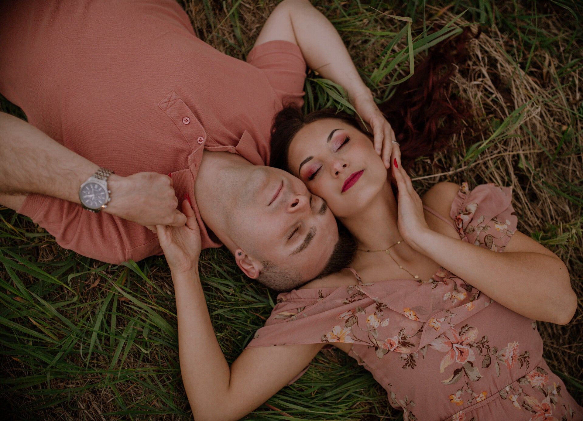 Romantyczna sesja miłosna zakochanych w plenerze, fotograf dla par Grudziądz