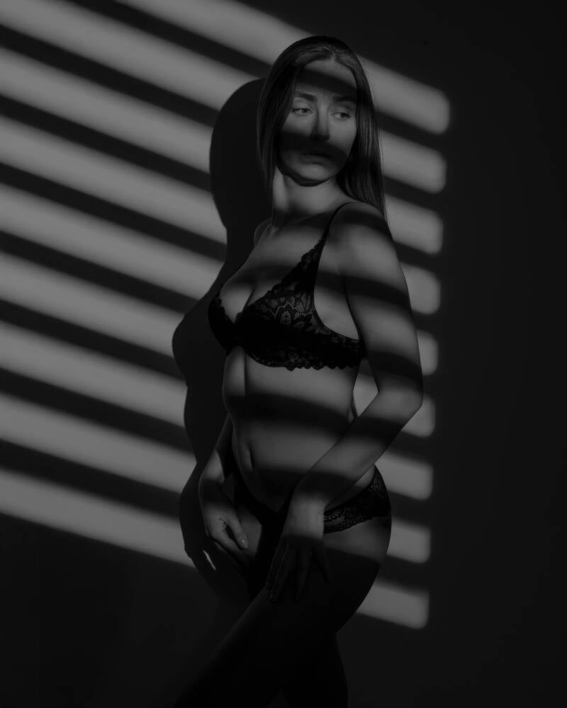 Sensualna sesja kobieca pełna zmysłowych światłocieni, fotografia buduarowa Grudziądz