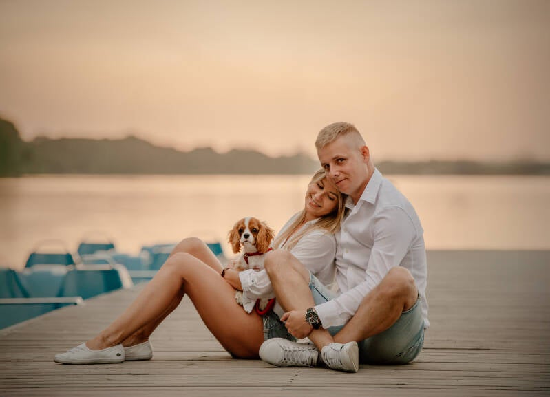 Sesja dla par z psem na pomoście, plaża Delfin Biały Bór