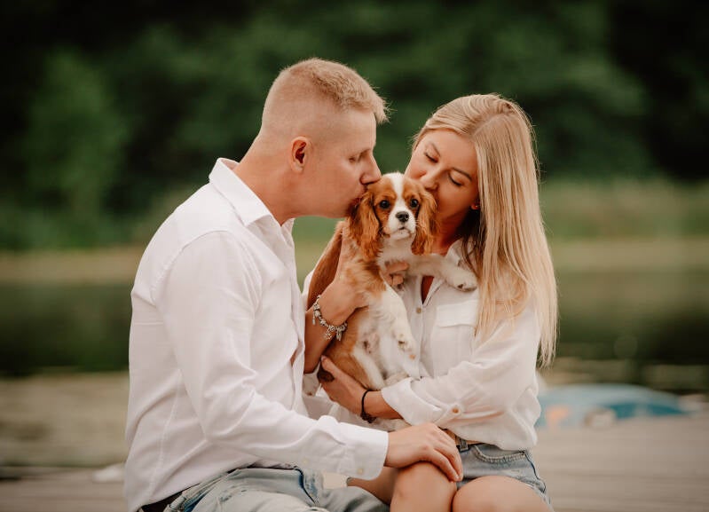 Naturalna sesja zakochanych z pupilem nad jeziorem, fotograf Grudziądz