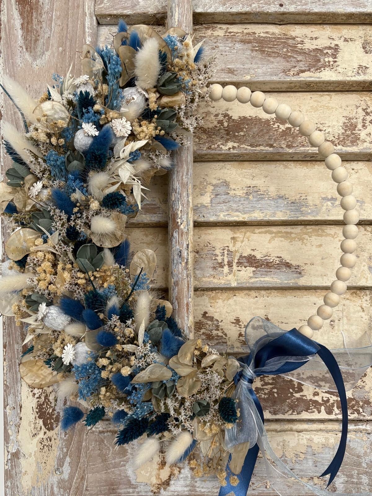 Droogbloemenkrans blauw op Houten kralen Ring (ook leuk als geboortekrans)