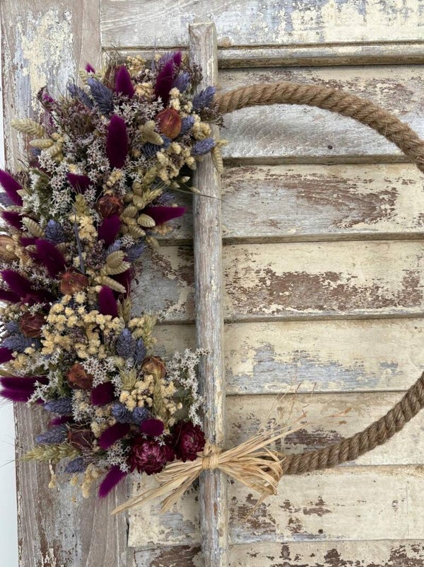Droogbloemenkrans paars op Jute Ring