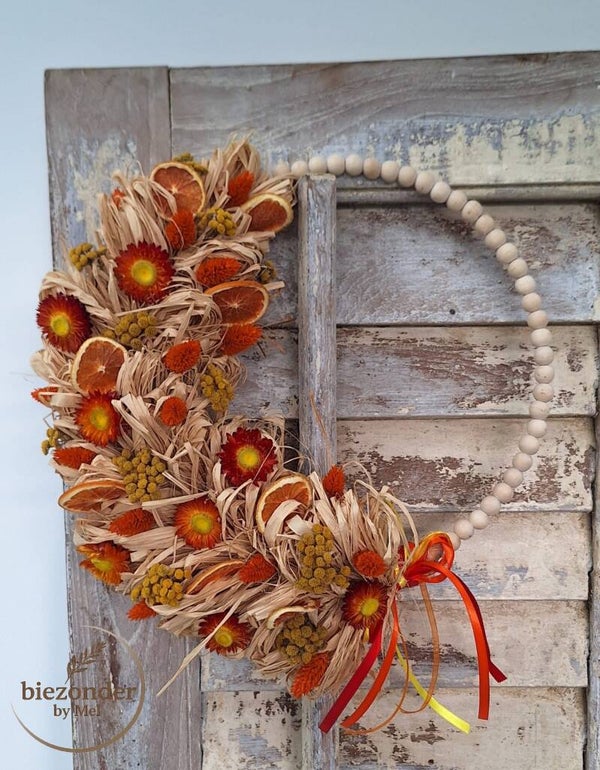 Droogbloemenkrans op Houten Kralenring met geel / rode accenten