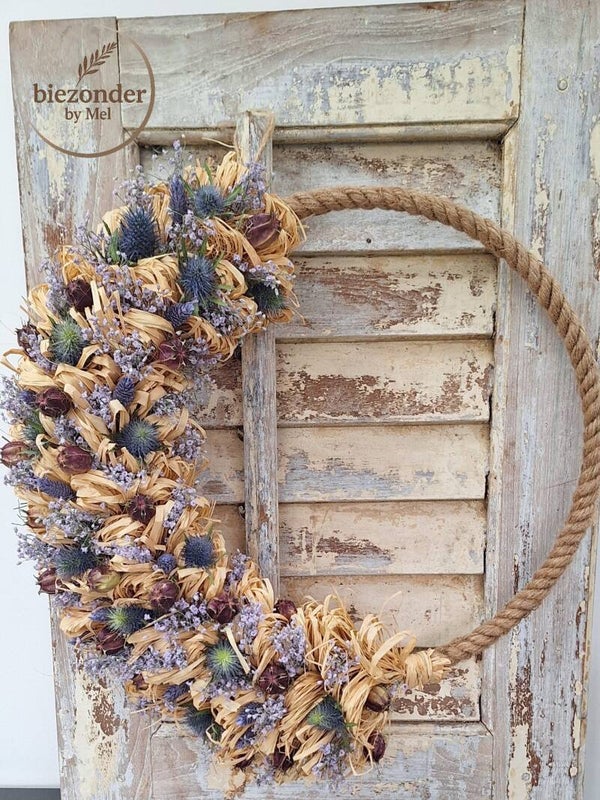 Droogbloemenkrans op Jute Ring met Paarse Accenten