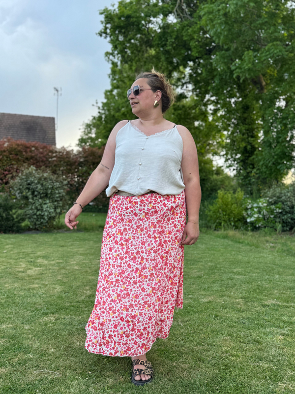 Jupe plissée rouge fleurie