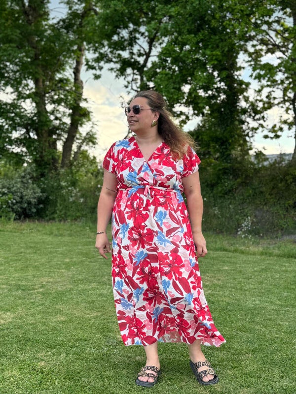 Robe longue rouge à fleurs