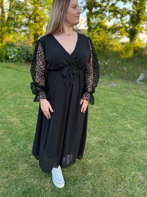 Robe longue à manches en dentelle