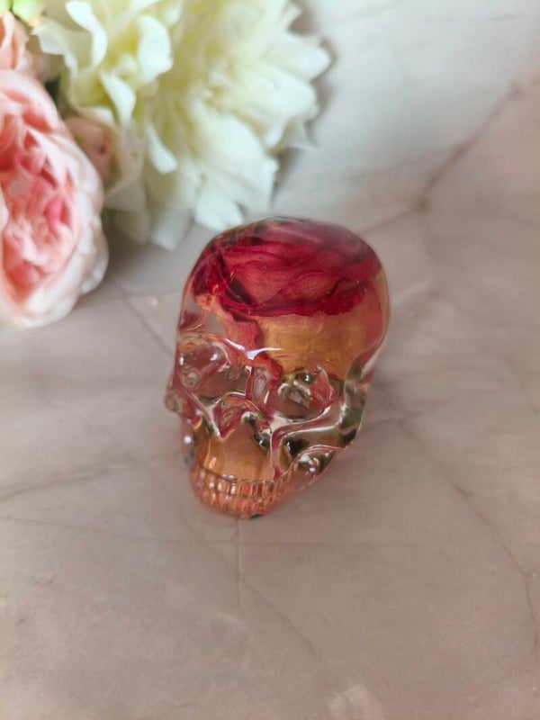 Tête de mort avec une rose