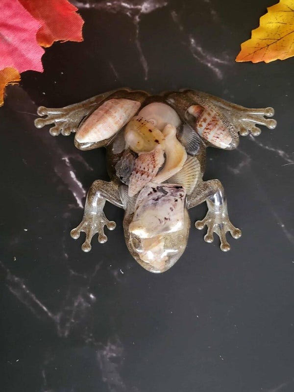 Grenouille en résine et coquillages