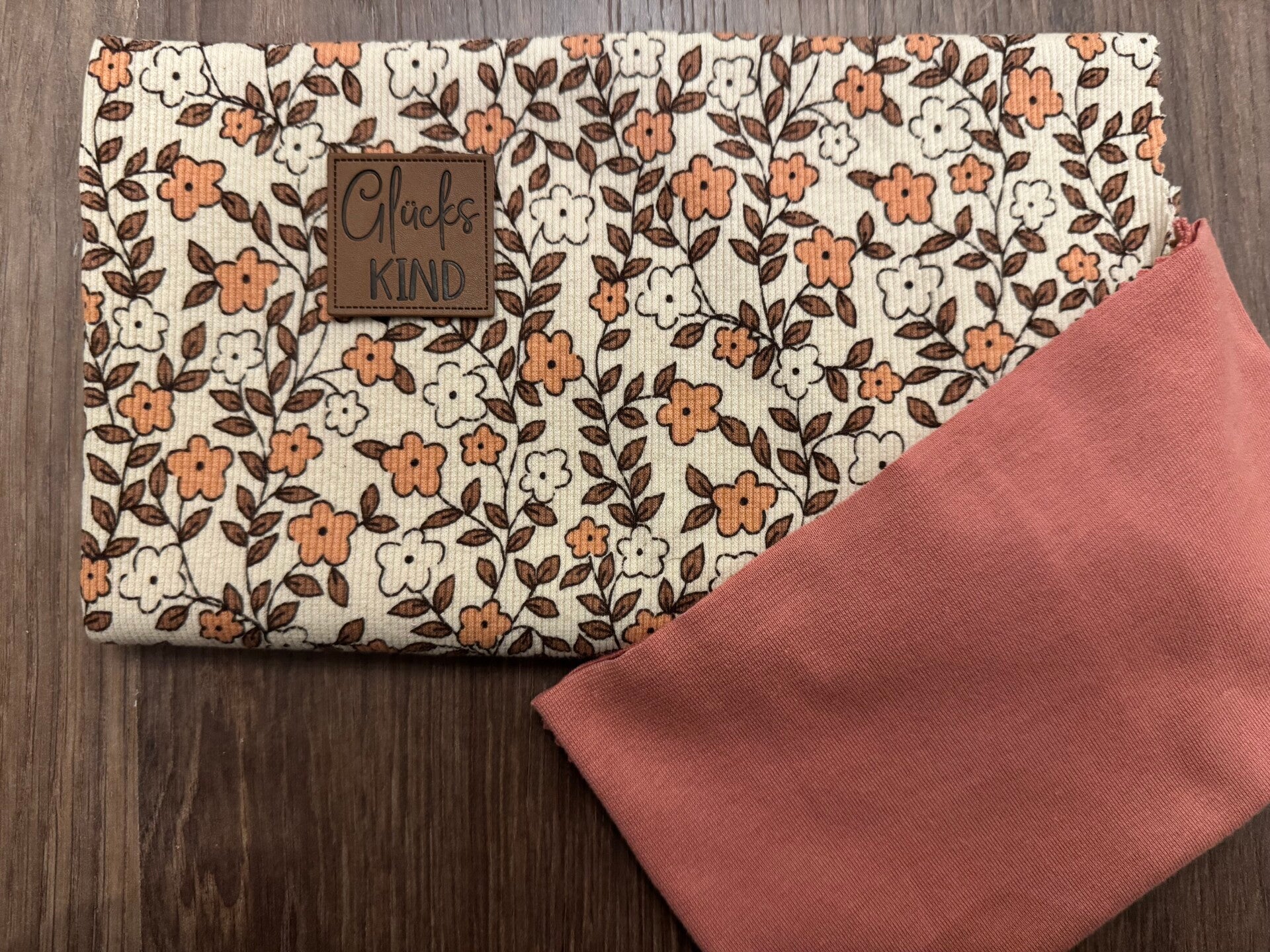 Pullover - apricot Blumen