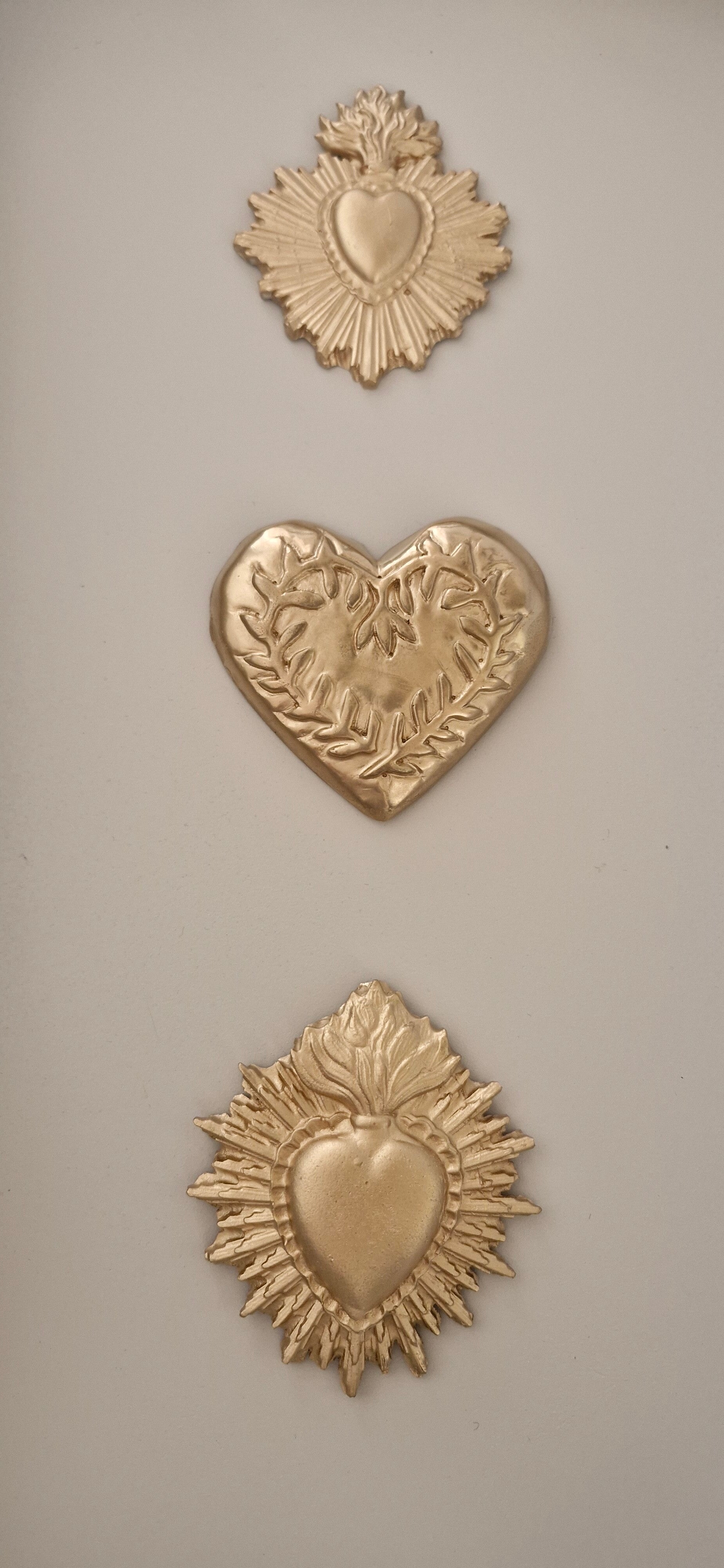 Lot de 3 ex votos dorés coeurs flamboyants