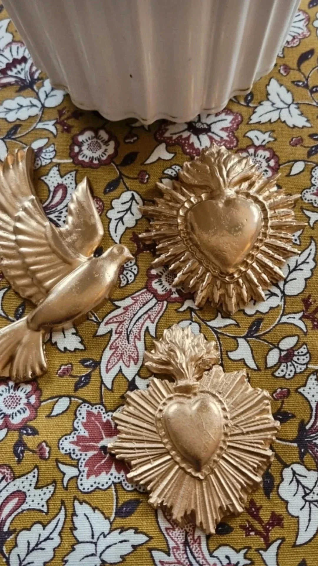 lot de 3 ex votos, 2 coeurs et 1 colombe