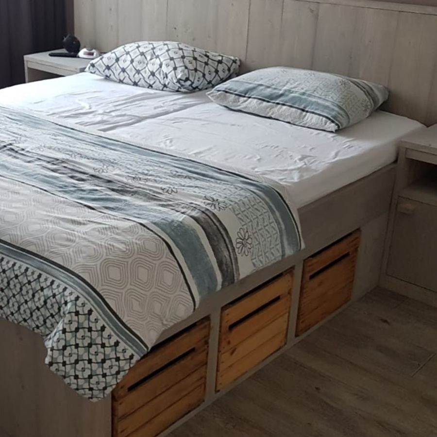 bed met fruitkistjes