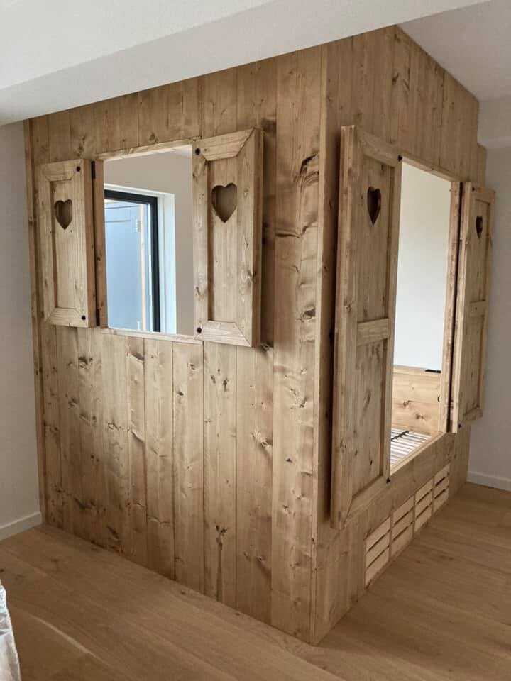 Inbouw bedstee van vurenhout met bruine wax - met fruitkistjes