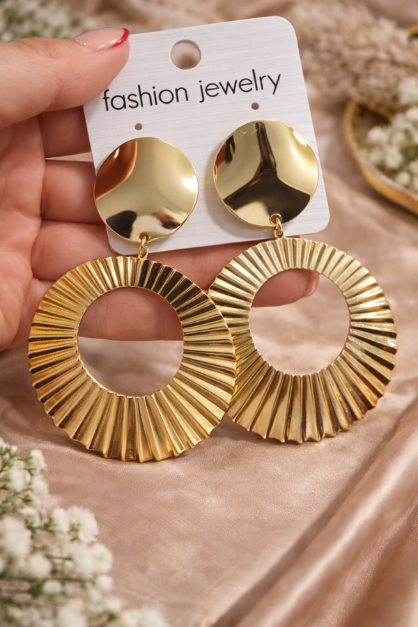 Złote kolczyki koła w stylu retro