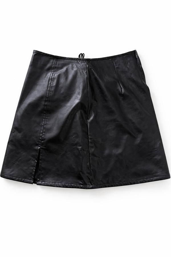 Czarna spódnica mini z eko-skóry – fason A-line