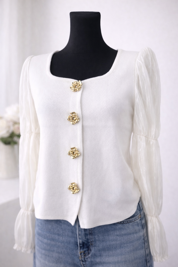 Biała bluzka z ozdobnymi guzikami
