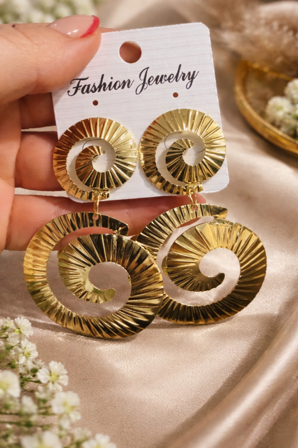 Złote kolczyki muszelki z promienistą zawieszką