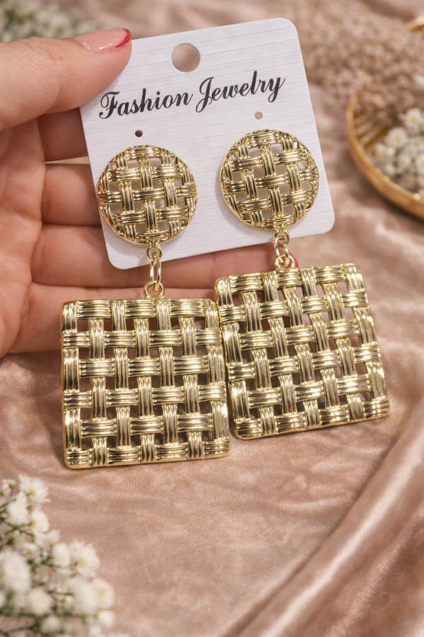 Złote kolczyki geometryczne – plecionka
