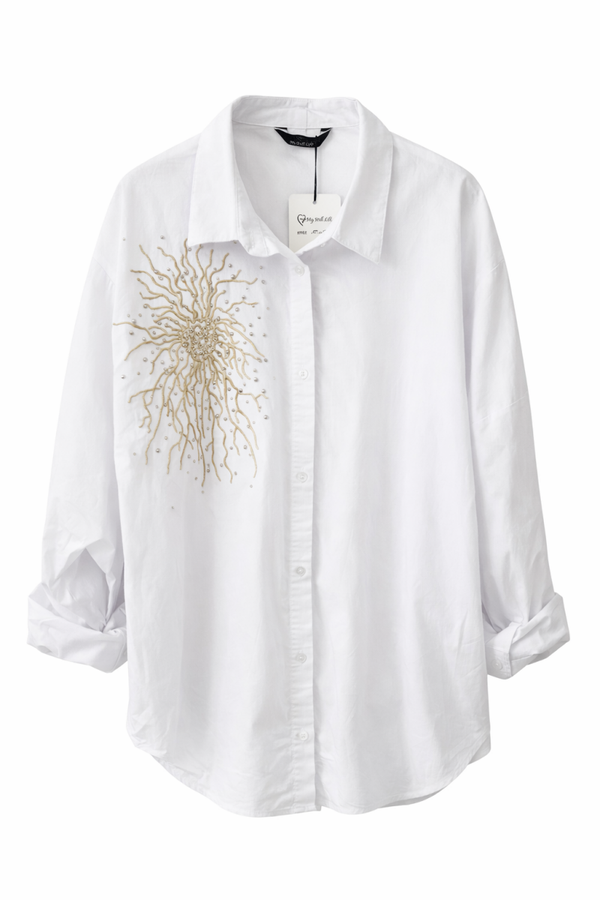 Biała koszula o luźnym, lekko oversize’owym kroju