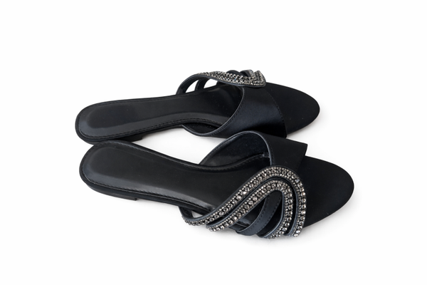 Eleganckie czarne klapki damskie z ozdobnymi cyrkoniami