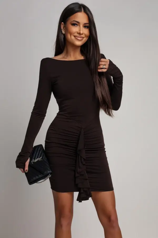Brązowa sukienka mini z drapowaniem i falbaną na przodzie