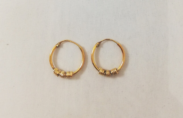 Vergulde oorringen met versiering