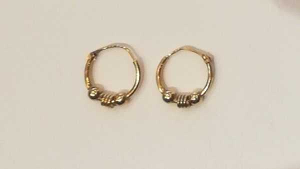 Vergulde oorringen met versiering