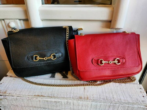 Leren Chique Schoudertas met kettingdetail Zwart en Rood