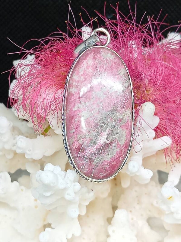 Pendentif en argent sterling et pierre Thulite rose sertie