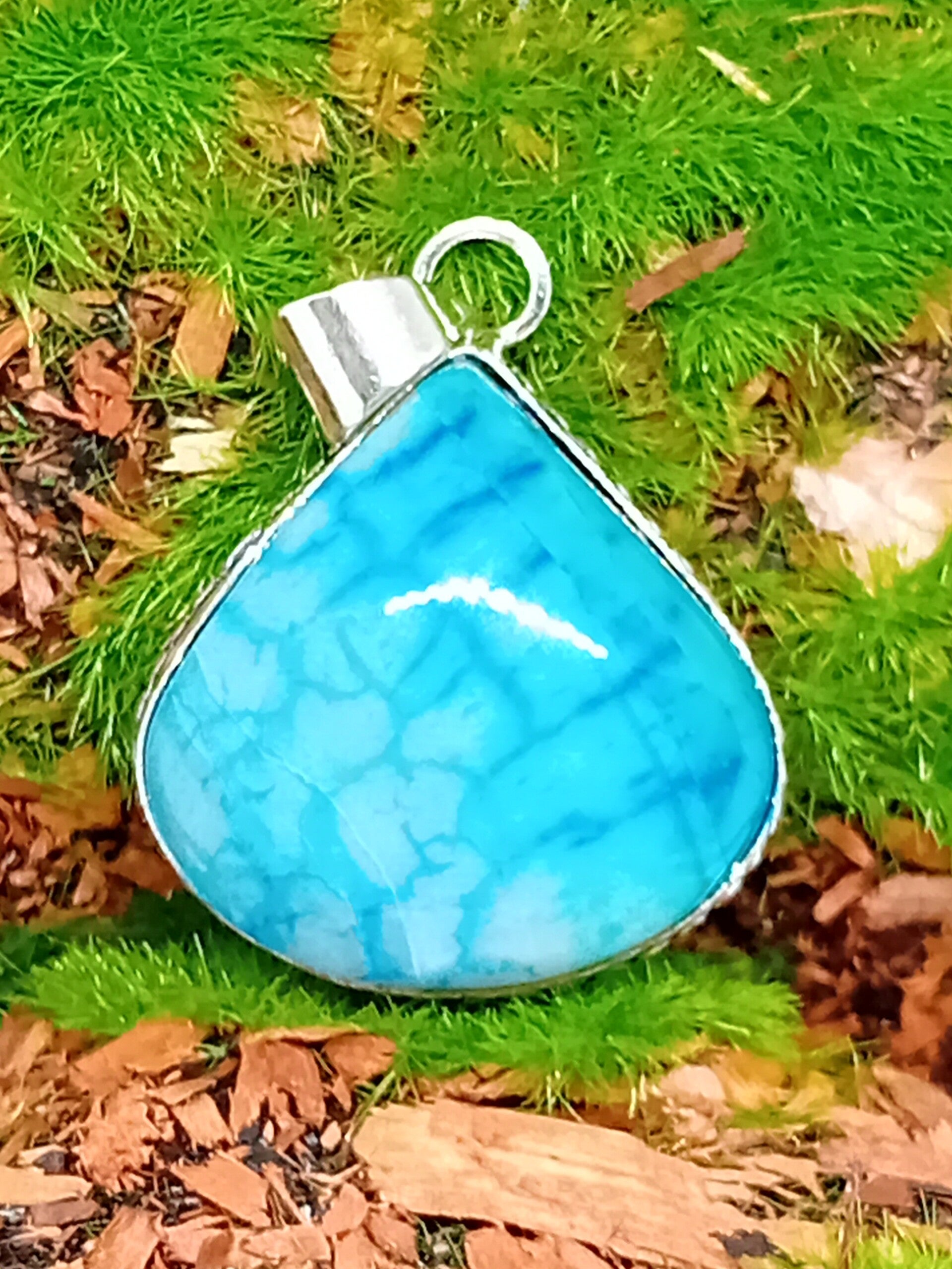 Pendentif en argent sterling et pierre Agate du Botswana sertie bleue