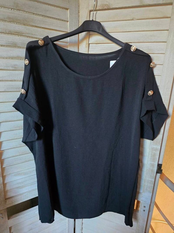 T-Shirt oben an den Schultern zierknöpft