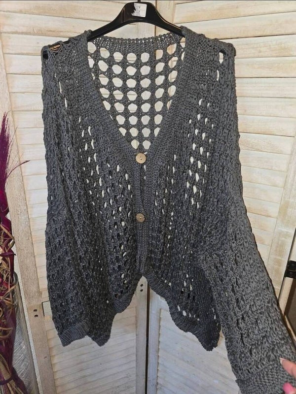 Lochjäckli gehänkelt mit 3 Holzknöpfe