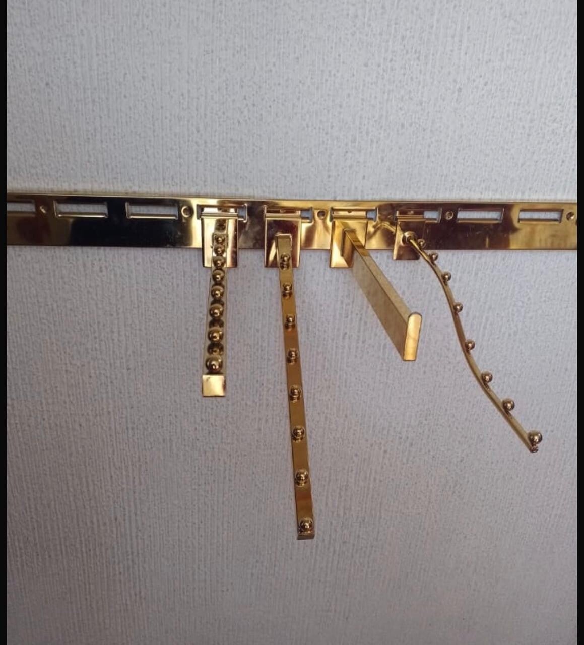 sistema de cremalleras y tiras metalicas con accesorios para tiendas