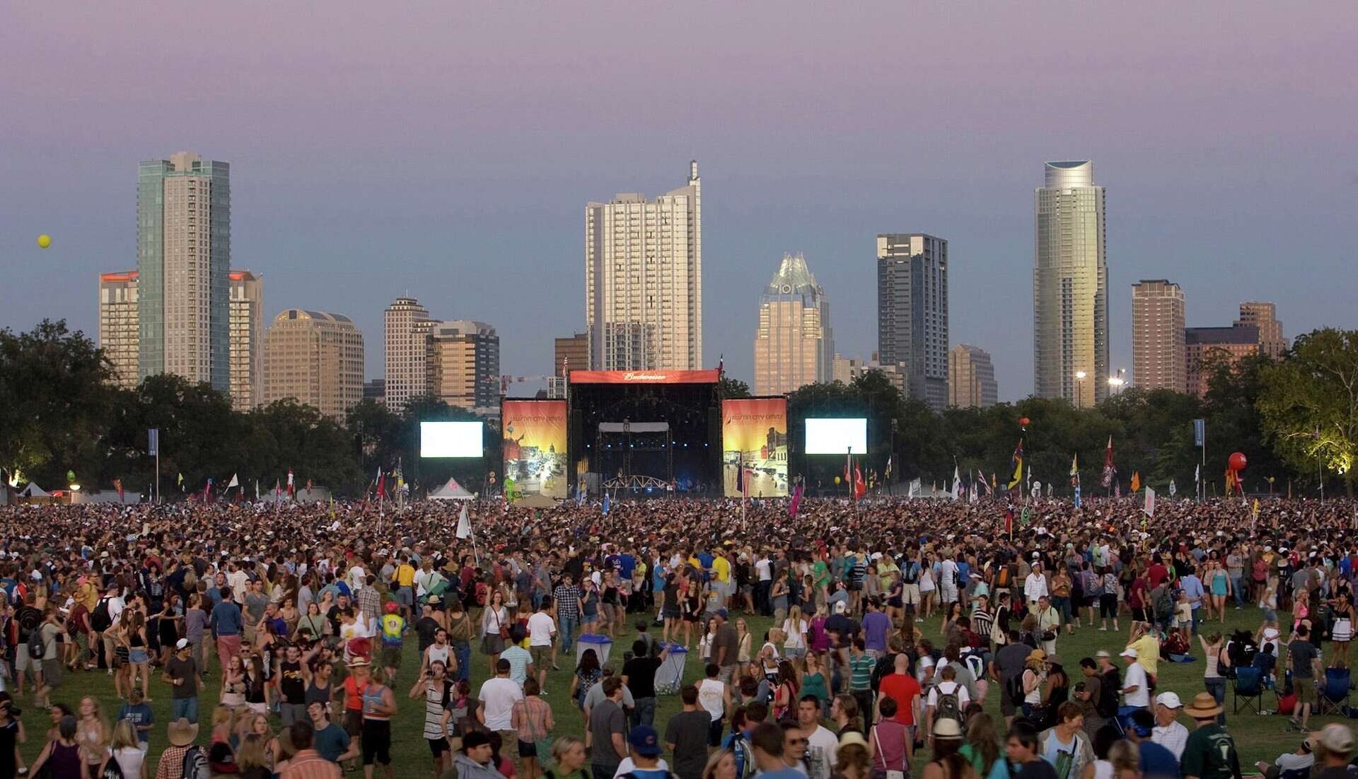 Het Zilker Park met op de achtergrond Austin tijdens het Austin City Limits Music Festival