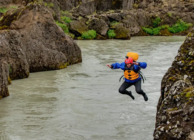 avontuur-in-ijsland-cliff-jumping-rafting-standard.webp