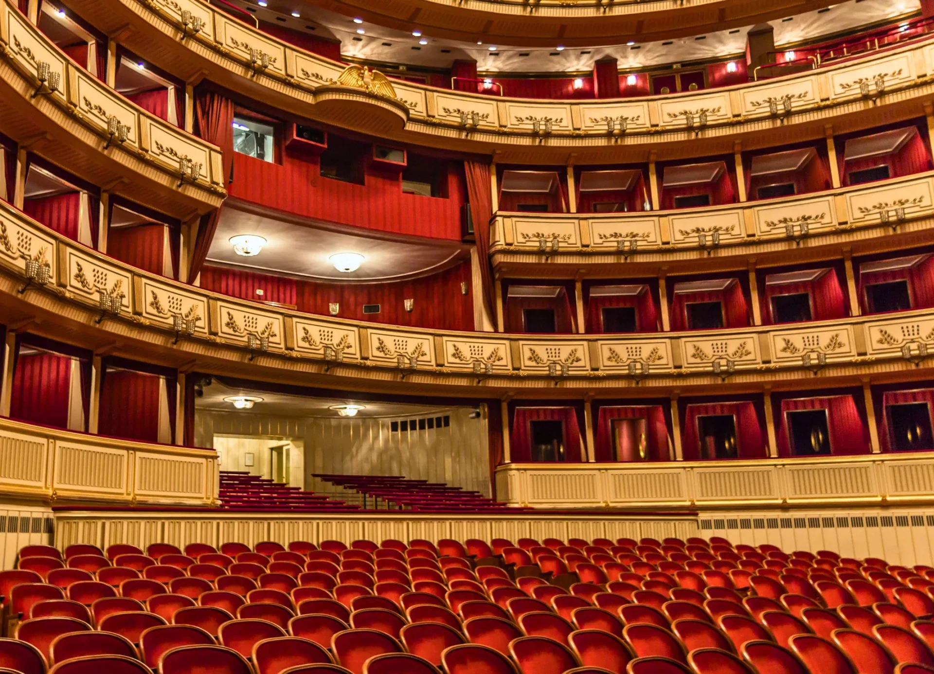 De rode zitplaatsen en de balkons in de Weense Staatsopera.