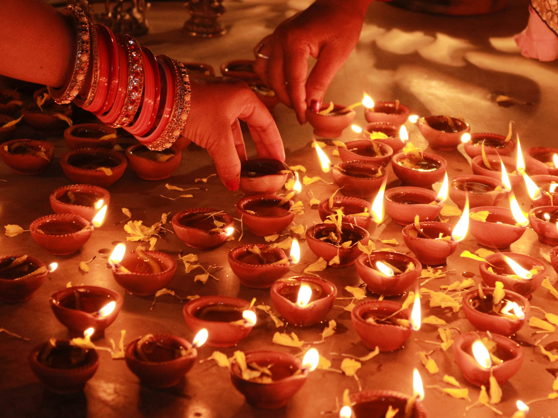 Een close-up van kleine kleilichtjes tijdens Diwali en Dev Deepawali in India