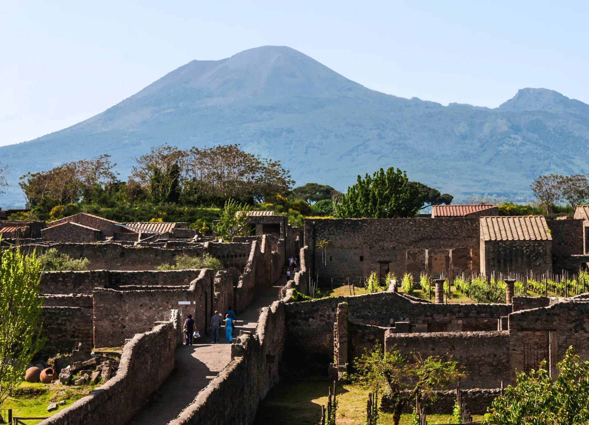 Een straat in Pompeii en de Vesuvius op de achtergrond
