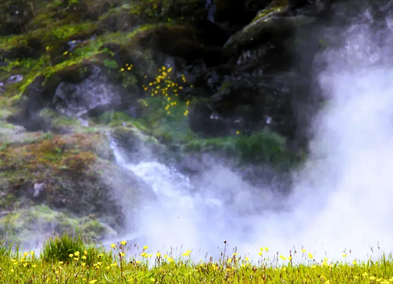 hot-river-in-ijsland-hotspring-standard-ug4gof.webp