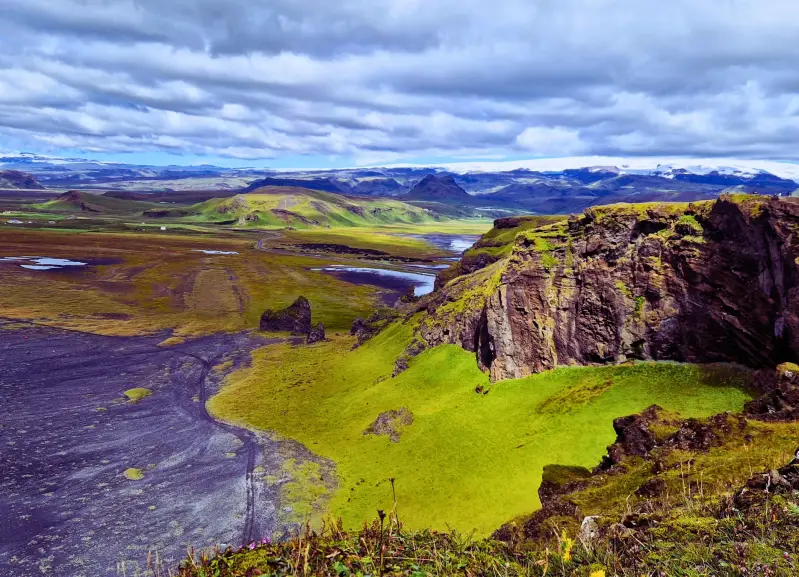 ijsland-vik-puffins-cliff-gletsjer-standard-96j2xi.webp