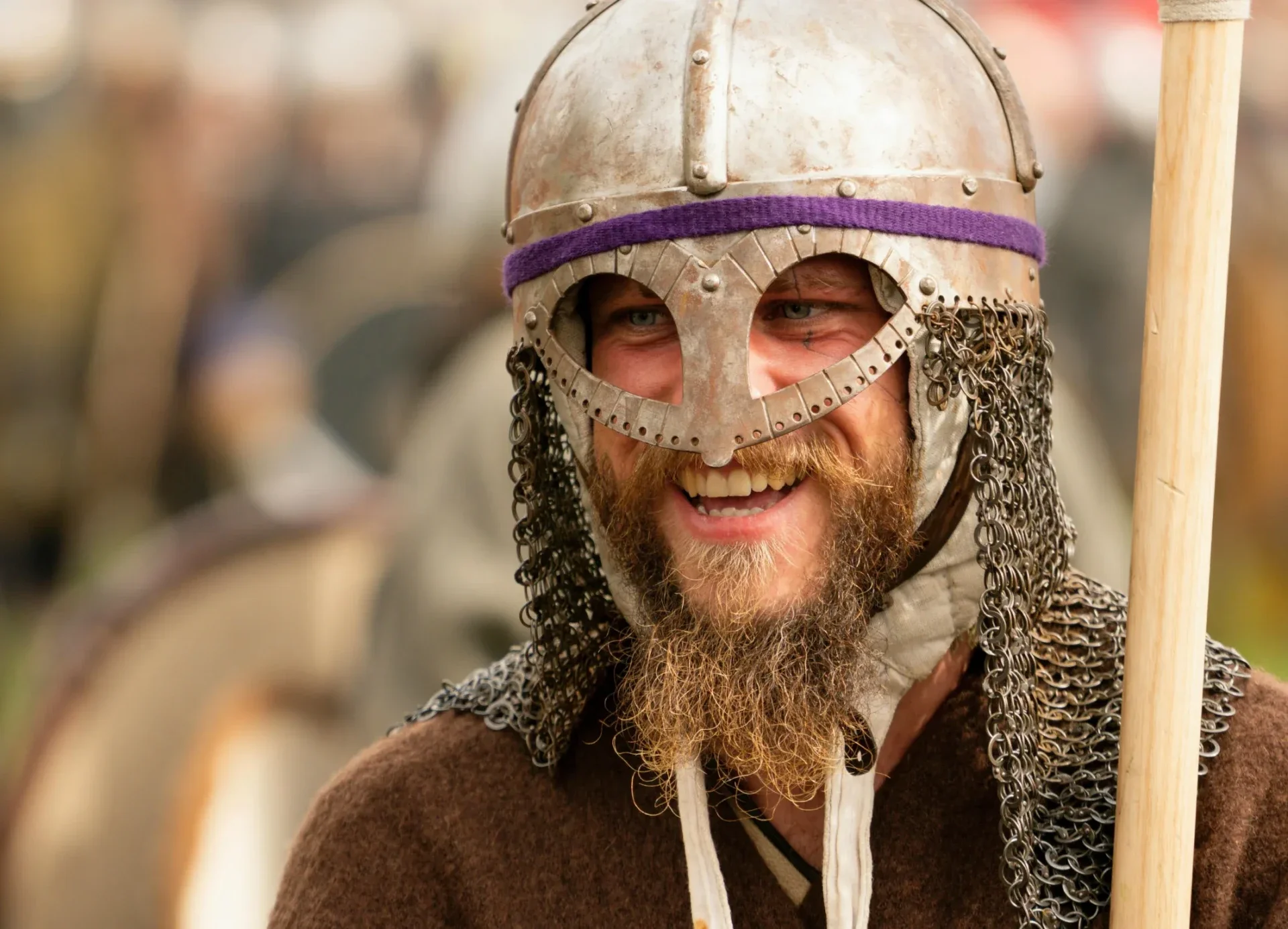Een Viking lacht achter zijn helm.