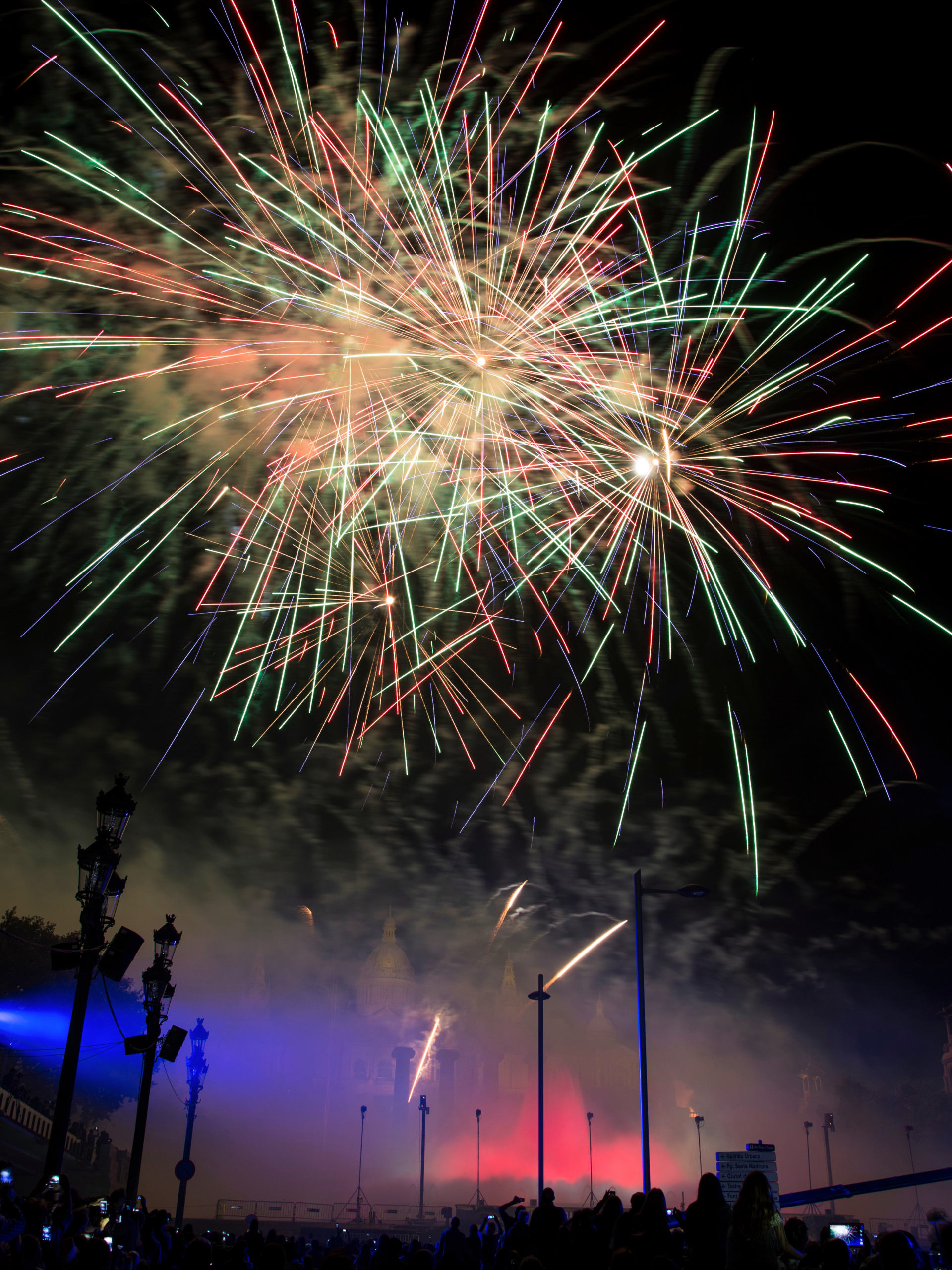 Vuurwerk boven Barcelona tijdens het traditionele feest La Mercè