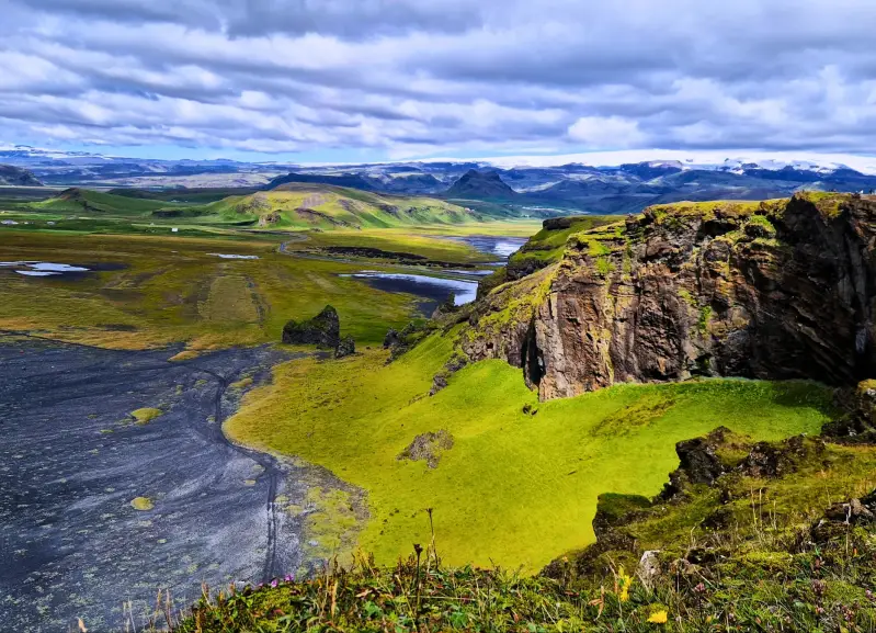 landschap-zuidkust-ijsland-kliffen-bij-vik-standard-cegqyd.webp