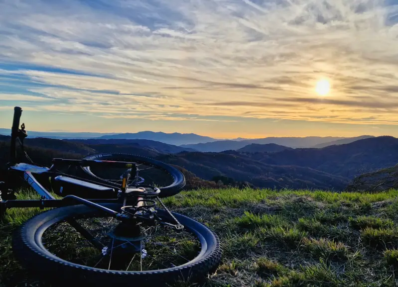 oasy-hotel-natuurgebied-ebike-tijdens-zonsondergang-standard-niepe4.webp