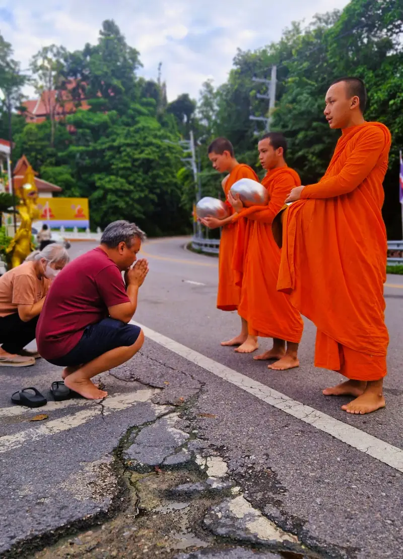 offers-geven-monniken-chiang-mai-ochtend-standard-pfrcf8.webp