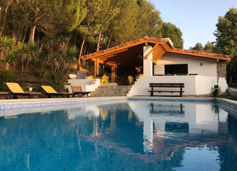 quinta-zwembad-yoga-retreat-slow-travel-standard.webp