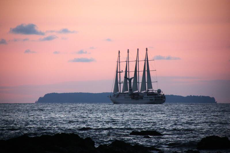tc-travel-counsellors-wide-inside-veerle-willems-costa-rica-boat-standard.jpg