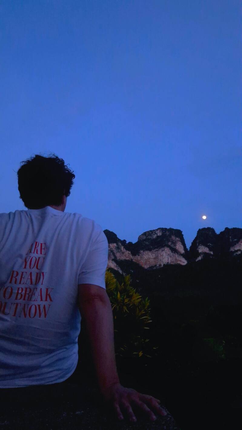 tc-travel-counsellors-wide-inside-veerle-willems-portrait-thailand-khao-sok-moon-standard-34xp53.jpg